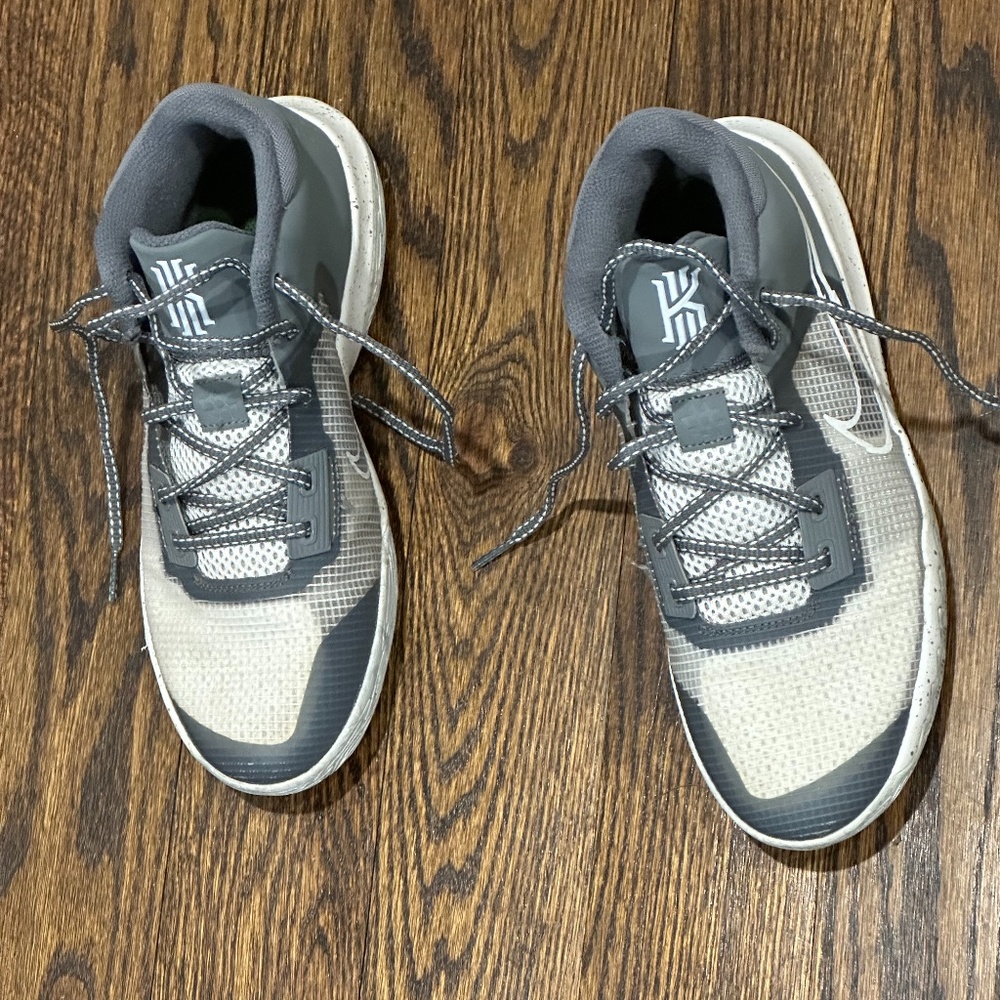 Nike White/Grey Size 5.5Y